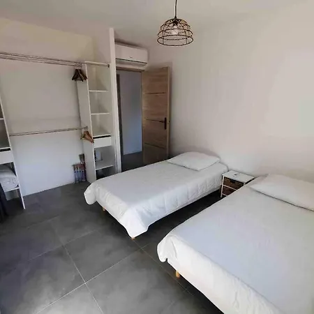 Isula Contemporaine Piscine Chauffee Vila